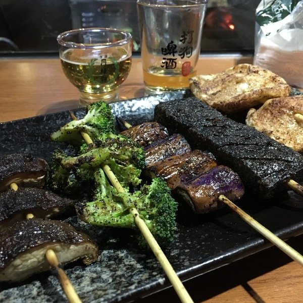 柒串燒屋：【萬惡宵夜美食文/串燒美食/民視新聞/食尚玩家/網路名人/飛醺卑鄙林進/強力推薦】位於長安東路燒肉街的「柒串燒」(長安東路店)~各式串燒、烤干貝、超大生蠔、扇貝、甜不辣、茄子、四季豆等~嘴上吃著小鮮肉、眼睛也看著小鮮肉XD