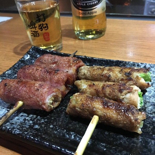 柒串燒屋：【萬惡宵夜美食文/串燒美食/民視新聞/食尚玩家/網路名人/飛醺卑鄙林進/強力推薦】位於長安東路燒肉街的「柒串燒」(長安東路店)~各式串燒、烤干貝、超大生蠔、扇貝、甜不辣、茄子、四季豆等~嘴上吃著小鮮肉、眼睛也看著小鮮肉XD