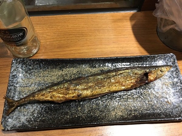 柒串燒屋：【萬惡宵夜美食文/串燒美食/民視新聞/食尚玩家/網路名人/飛醺卑鄙林進/強力推薦】位於長安東路燒肉街的「柒串燒」(長安東路店)~各式串燒、烤干貝、超大生蠔、扇貝、甜不辣、茄子、四季豆等~嘴上吃著小鮮肉、眼睛也看著小鮮肉XD