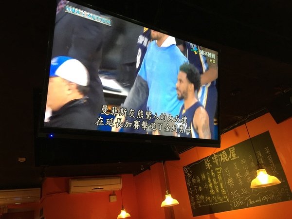 柒串燒屋：【萬惡宵夜美食文/串燒美食/民視新聞/食尚玩家/網路名人/飛醺卑鄙林進/強力推薦】位於長安東路燒肉街的「柒串燒」(長安東路店)~各式串燒、烤干貝、超大生蠔、扇貝、甜不辣、茄子、四季豆等~嘴上吃著小鮮肉、眼睛也看著小鮮肉XD