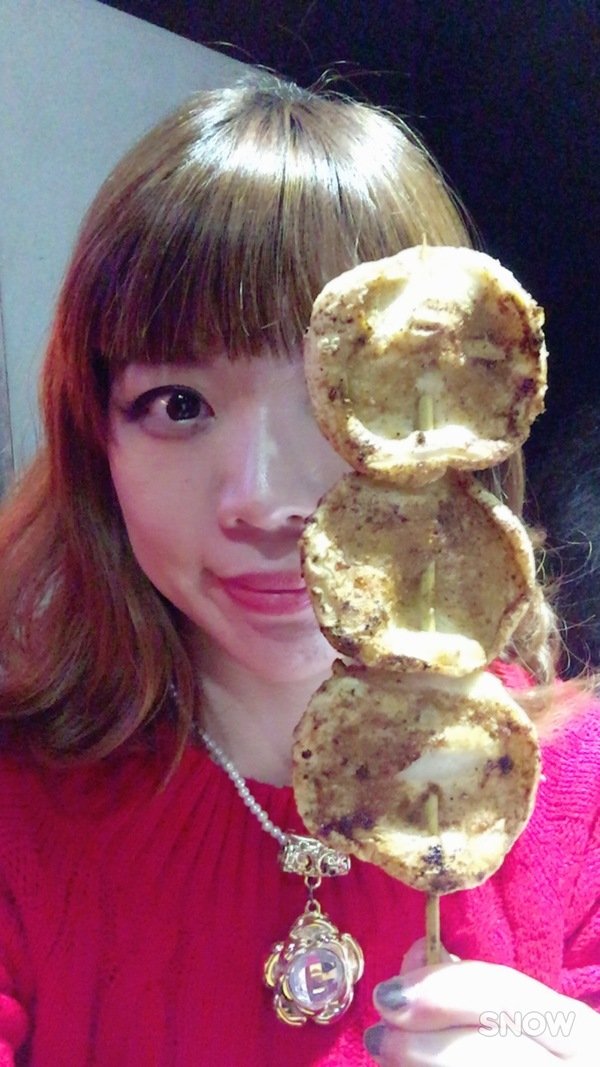 柒串燒屋：【萬惡宵夜美食文/串燒美食/民視新聞/食尚玩家/網路名人/飛醺卑鄙林進/強力推薦】位於長安東路燒肉街的「柒串燒」(長安東路店)~各式串燒、烤干貝、超大生蠔、扇貝、甜不辣、茄子、四季豆等~嘴上吃著小鮮肉、眼睛也看著小鮮肉XD