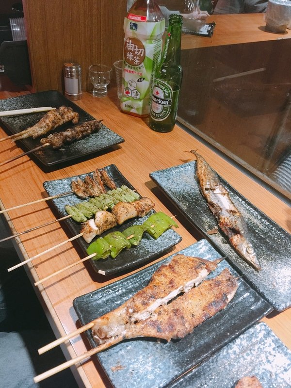 柒串燒屋：【萬惡宵夜美食文/串燒美食/民視新聞/食尚玩家/網路名人/飛醺卑鄙林進/強力推薦】位於長安東路燒肉街的「柒串燒」(長安東路店)~各式串燒、烤干貝、超大生蠔、扇貝、甜不辣、茄子、四季豆等~嘴上吃著小鮮肉、眼睛也看著小鮮肉XD