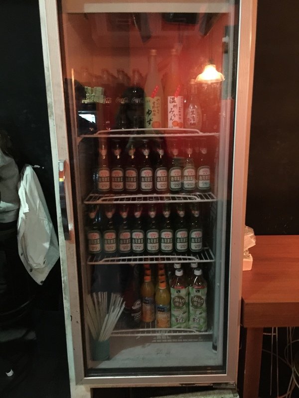 柒串燒屋：【萬惡宵夜美食文/串燒美食/民視新聞/食尚玩家/網路名人/飛醺卑鄙林進/強力推薦】位於長安東路燒肉街的「柒串燒」(長安東路店)~各式串燒、烤干貝、超大生蠔、扇貝、甜不辣、茄子、四季豆等~嘴上吃著小鮮肉、眼睛也看著小鮮肉XD