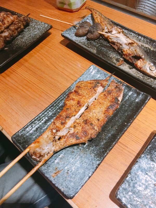 柒串燒屋：【萬惡宵夜美食文/串燒美食/民視新聞/食尚玩家/網路名人/飛醺卑鄙林進/強力推薦】位於長安東路燒肉街的「柒串燒」(長安東路店)~各式串燒、烤干貝、超大生蠔、扇貝、甜不辣、茄子、四季豆等~嘴上吃著小鮮肉、眼睛也看著小鮮肉XD