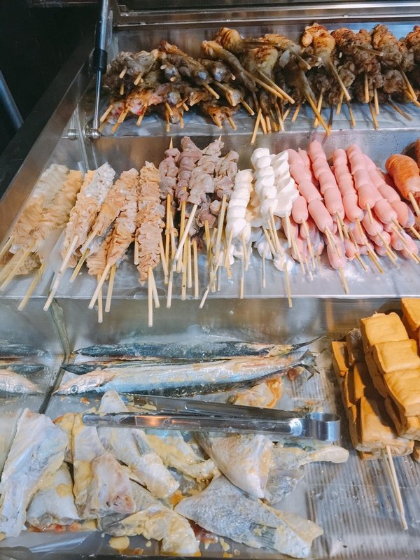 柒串燒屋：【萬惡宵夜美食文/串燒美食/民視新聞/食尚玩家/網路名人/飛醺卑鄙林進/強力推薦】位於長安東路燒肉街的「柒串燒」(長安東路店)~各式串燒、烤干貝、超大生蠔、扇貝、甜不辣、茄子、四季豆等~嘴上吃著小鮮肉、眼睛也看著小鮮肉XD