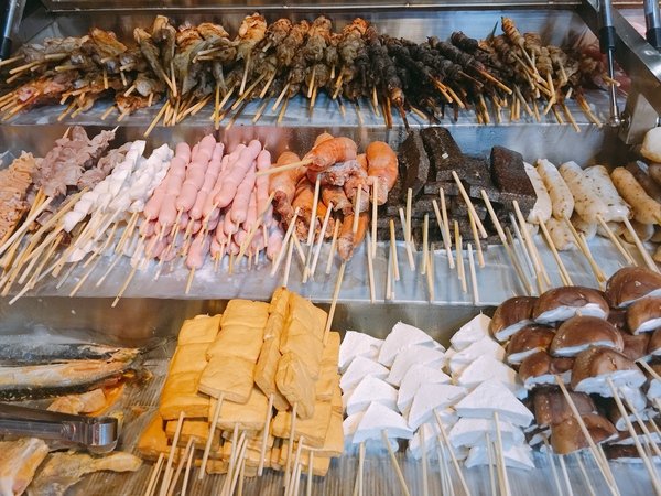 柒串燒屋：【萬惡宵夜美食文/串燒美食/民視新聞/食尚玩家/網路名人/飛醺卑鄙林進/強力推薦】位於長安東路燒肉街的「柒串燒」(長安東路店)~各式串燒、烤干貝、超大生蠔、扇貝、甜不辣、茄子、四季豆等~嘴上吃著小鮮肉、眼睛也看著小鮮肉XD