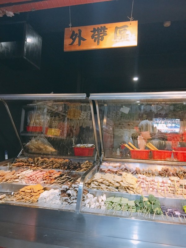 柒串燒屋：【萬惡宵夜美食文/串燒美食/民視新聞/食尚玩家/網路名人/飛醺卑鄙林進/強力推薦】位於長安東路燒肉街的「柒串燒」(長安東路店)~各式串燒、烤干貝、超大生蠔、扇貝、甜不辣、茄子、四季豆等~嘴上吃著小鮮肉、眼睛也看著小鮮肉XD