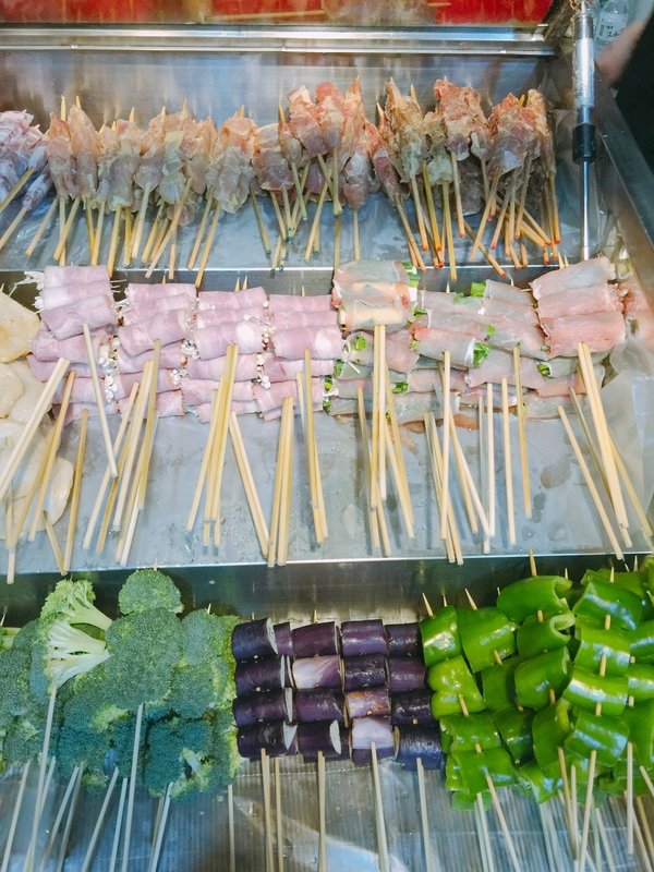 柒串燒屋：【萬惡宵夜美食文/串燒美食/民視新聞/食尚玩家/網路名人/飛醺卑鄙林進/強力推薦】位於長安東路燒肉街的「柒串燒」(長安東路店)~各式串燒、烤干貝、超大生蠔、扇貝、甜不辣、茄子、四季豆等~嘴上吃著小鮮肉、眼睛也看著小鮮肉XD