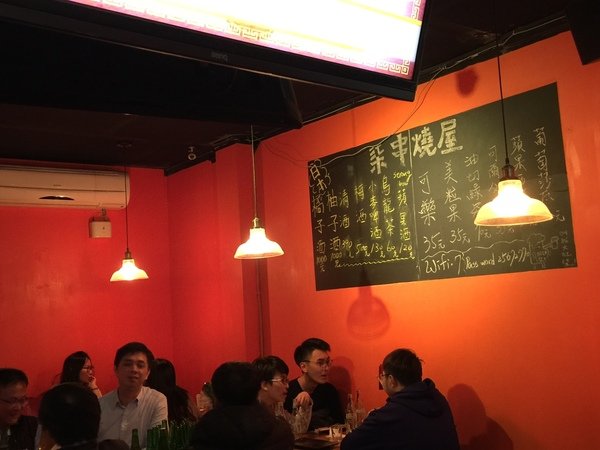 柒串燒屋：【萬惡宵夜美食文/串燒美食/民視新聞/食尚玩家/網路名人/飛醺卑鄙林進/強力推薦】位於長安東路燒肉街的「柒串燒」(長安東路店)~各式串燒、烤干貝、超大生蠔、扇貝、甜不辣、茄子、四季豆等~嘴上吃著小鮮肉、眼睛也看著小鮮肉XD