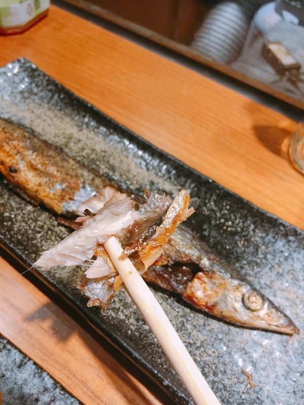 柒串燒屋：【萬惡宵夜美食文/串燒美食/民視新聞/食尚玩家/網路名人/飛醺卑鄙林進/強力推薦】位於長安東路燒肉街的「柒串燒」(長安東路店)~各式串燒、烤干貝、超大生蠔、扇貝、甜不辣、茄子、四季豆等~嘴上吃著小鮮肉、眼睛也看著小鮮肉XD