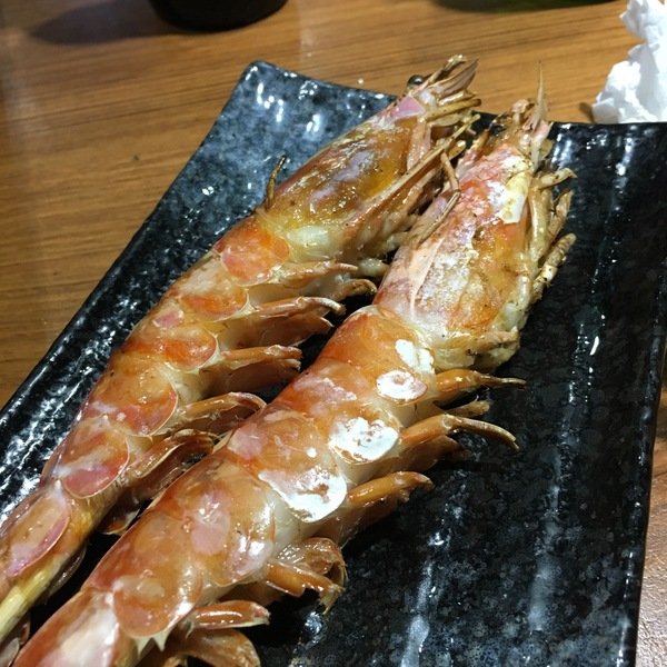 柒串燒屋：【萬惡宵夜美食文/串燒美食/民視新聞/食尚玩家/網路名人/飛醺卑鄙林進/強力推薦】位於長安東路燒肉街的「柒串燒」(長安東路店)~各式串燒、烤干貝、超大生蠔、扇貝、甜不辣、茄子、四季豆等~嘴上吃著小鮮肉、眼睛也看著小鮮肉XD