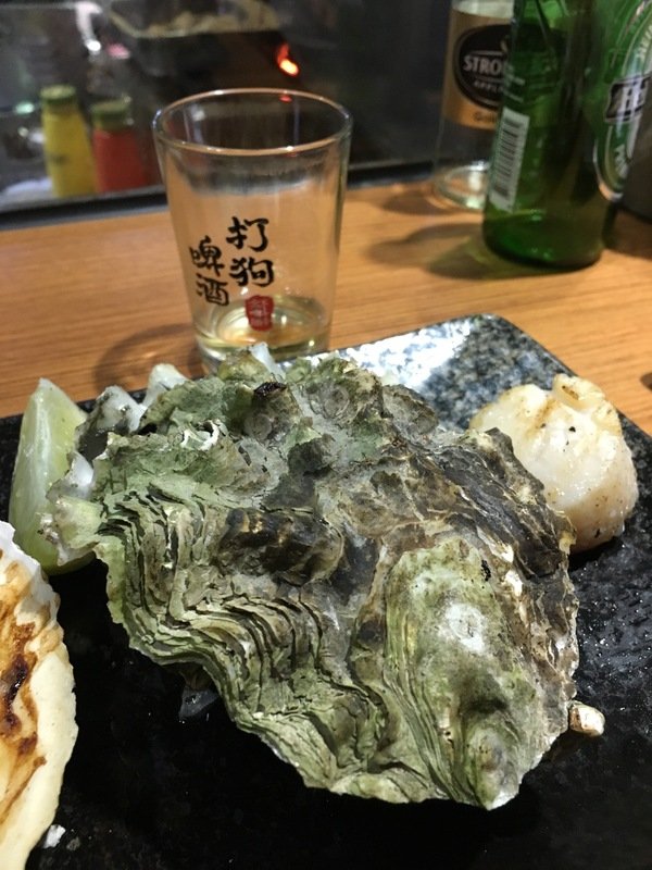柒串燒屋：【萬惡宵夜美食文/串燒美食/民視新聞/食尚玩家/網路名人/飛醺卑鄙林進/強力推薦】位於長安東路燒肉街的「柒串燒」(長安東路店)~各式串燒、烤干貝、超大生蠔、扇貝、甜不辣、茄子、四季豆等~嘴上吃著小鮮肉、眼睛也看著小鮮肉XD
