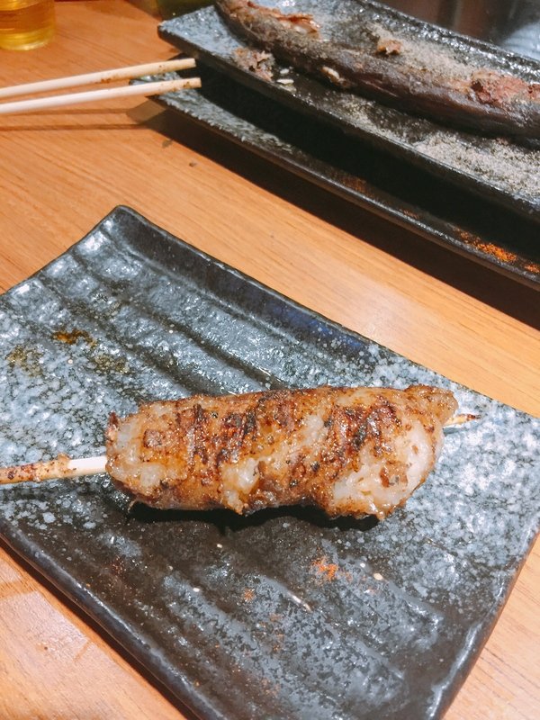 柒串燒屋：【萬惡宵夜美食文/串燒美食/民視新聞/食尚玩家/網路名人/飛醺卑鄙林進/強力推薦】位於長安東路燒肉街的「柒串燒」(長安東路店)~各式串燒、烤干貝、超大生蠔、扇貝、甜不辣、茄子、四季豆等~嘴上吃著小鮮肉、眼睛也看著小鮮肉XD