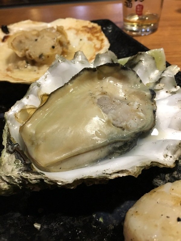 柒串燒屋：【萬惡宵夜美食文/串燒美食/民視新聞/食尚玩家/網路名人/飛醺卑鄙林進/強力推薦】位於長安東路燒肉街的「柒串燒」(長安東路店)~各式串燒、烤干貝、超大生蠔、扇貝、甜不辣、茄子、四季豆等~嘴上吃著小鮮肉、眼睛也看著小鮮肉XD