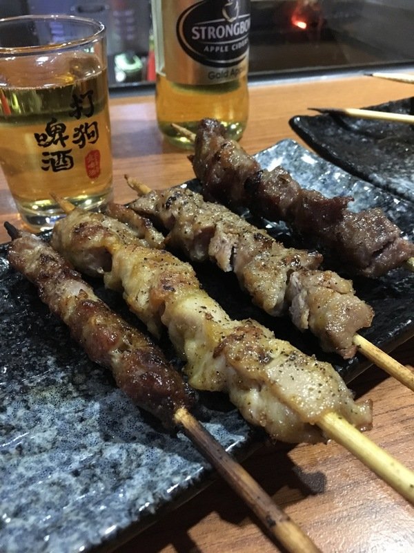 柒串燒屋：【萬惡宵夜美食文/串燒美食/民視新聞/食尚玩家/網路名人/飛醺卑鄙林進/強力推薦】位於長安東路燒肉街的「柒串燒」(長安東路店)~各式串燒、烤干貝、超大生蠔、扇貝、甜不辣、茄子、四季豆等~嘴上吃著小鮮肉、眼睛也看著小鮮肉XD