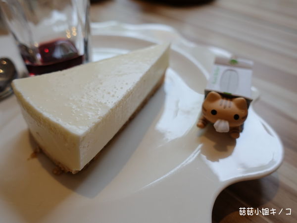 淡水信義線-101/世貿站-超厲害立體貓臉歐雷還有一隻超壯碩店貓~The Who Cafe 框影咖啡(信義店)~