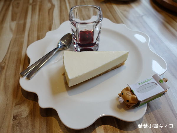 淡水信義線-101/世貿站-超厲害立體貓臉歐雷還有一隻超壯碩店貓~The Who Cafe 框影咖啡(信義店)~