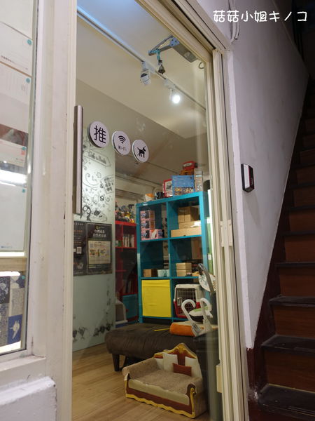 淡水信義線-101/世貿站-超厲害立體貓臉歐雷還有一隻超壯碩店貓~The Who Cafe 框影咖啡(信義店)~