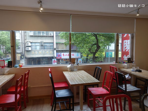 淡水信義線-101/世貿站-超厲害立體貓臉歐雷還有一隻超壯碩店貓~The Who Cafe 框影咖啡(信義店)~