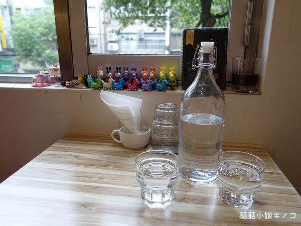 淡水信義線-101/世貿站-超厲害立體貓臉歐雷還有一隻超壯碩店貓~The Who Cafe 框影咖啡(信義店)~