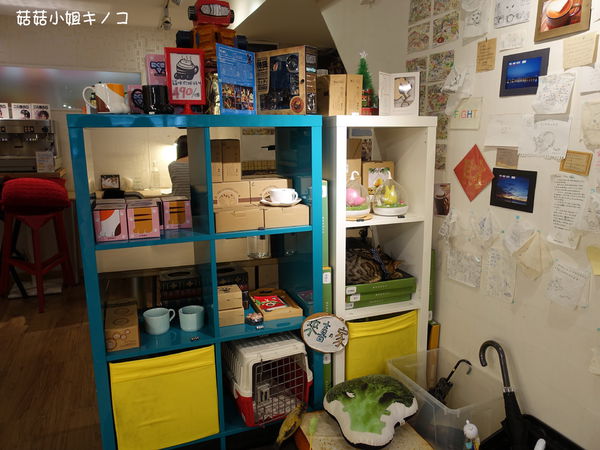 淡水信義線-101/世貿站-超厲害立體貓臉歐雷還有一隻超壯碩店貓~The Who Cafe 框影咖啡(信義店)~