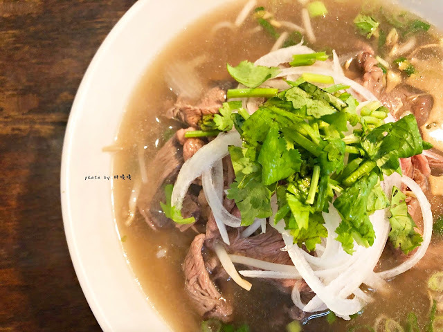 【台中 西區】小夏天petit ete🌿🌿🌿美術館附近，小巷中的清新越式料理，夏天好適合酸酸辣辣的開胃餐點，來這感受濃濃越南風味😍