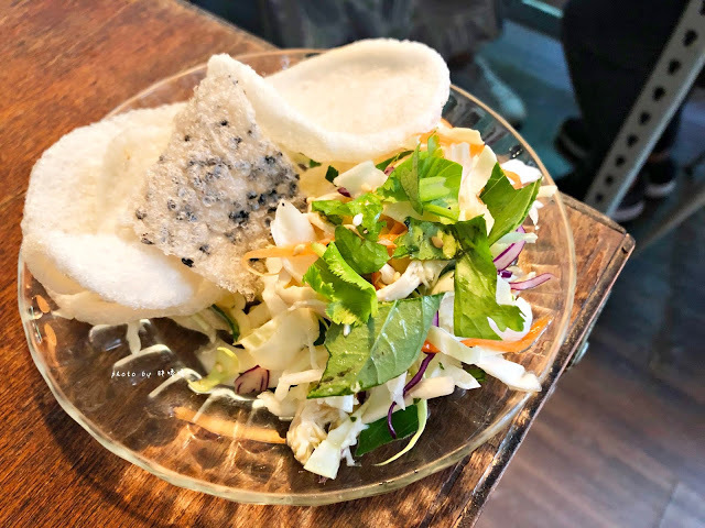 【台中 西區】小夏天petit ete🌿🌿🌿美術館附近，小巷中的清新越式料理，夏天好適合酸酸辣辣的開胃餐點，來這感受濃濃越南風味😍