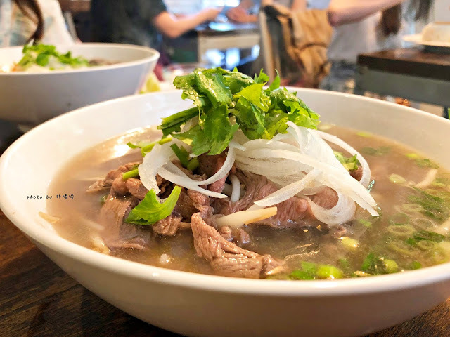 【台中 西區】小夏天petit ete🌿🌿🌿美術館附近，小巷中的清新越式料理，夏天好適合酸酸辣辣的開胃餐點，來這感受濃濃越南風味😍