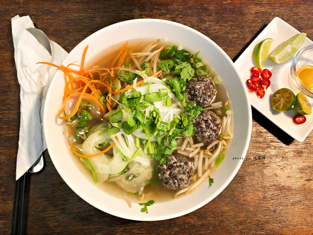 【台中 西區】小夏天petit ete🌿🌿🌿美術館附近，小巷中的清新越式料理，夏天好適合酸酸辣辣的開胃餐點，來這感受濃濃越南風味😍