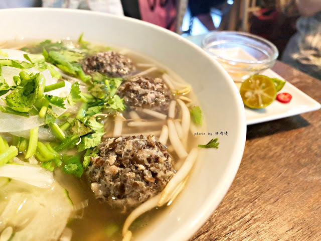 【台中 西區】小夏天petit ete🌿🌿🌿美術館附近，小巷中的清新越式料理，夏天好適合酸酸辣辣的開胃餐點，來這感受濃濃越南風味😍