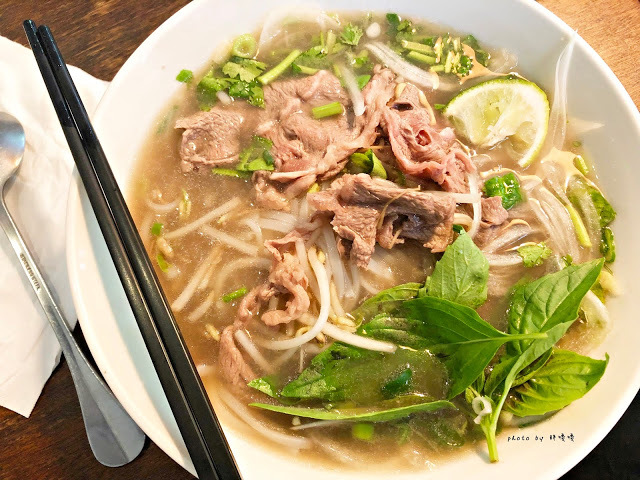 【台中 西區】小夏天petit ete🌿🌿🌿美術館附近，小巷中的清新越式料理，夏天好適合酸酸辣辣的開胃餐點，來這感受濃濃越南風味😍