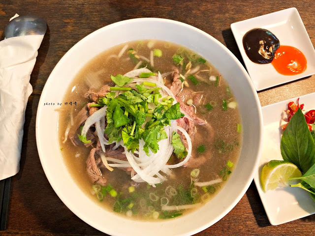 【台中 西區】小夏天petit ete🌿🌿🌿美術館附近，小巷中的清新越式料理，夏天好適合酸酸辣辣的開胃餐點，來這感受濃濃越南風味😍