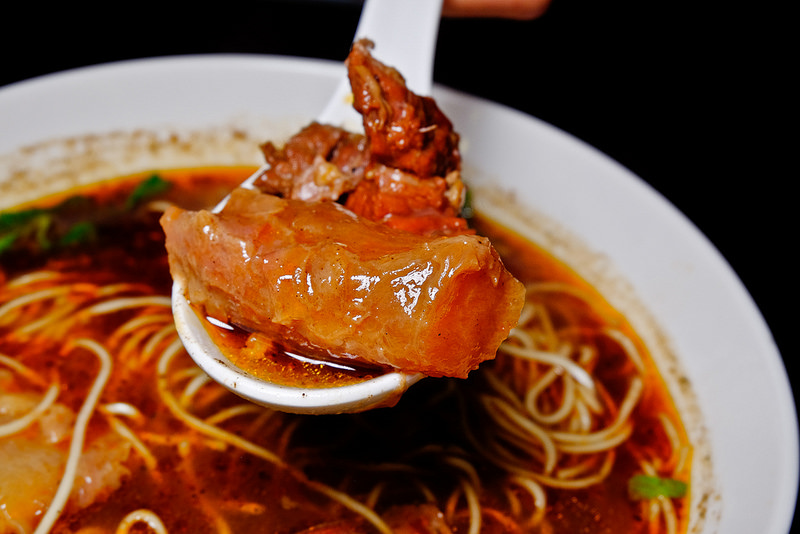 信義安和 史大華精緻麵食, 麻辣鍋湯頭的牛肉麵,辣的夠勁,雞湯與抄手也好