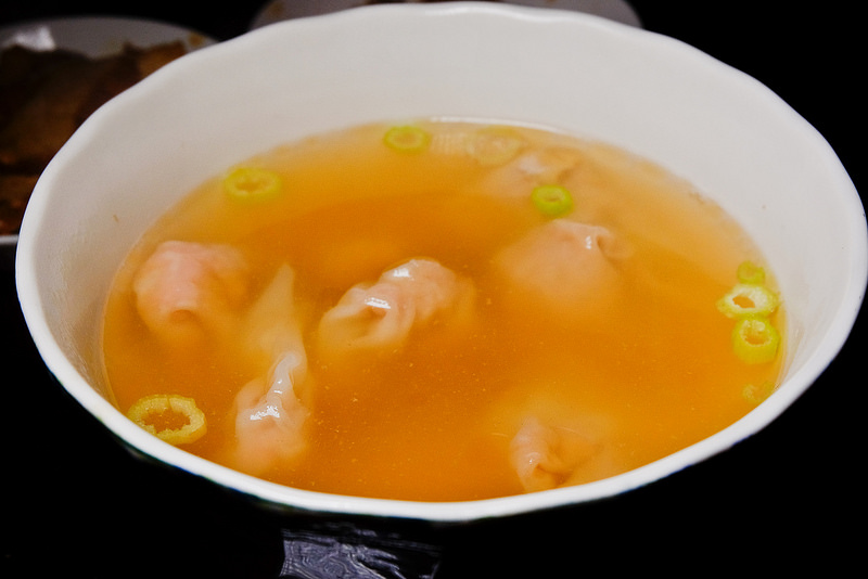 信義安和 史大華精緻麵食, 麻辣鍋湯頭的牛肉麵,辣的夠勁,雞湯與抄手也好