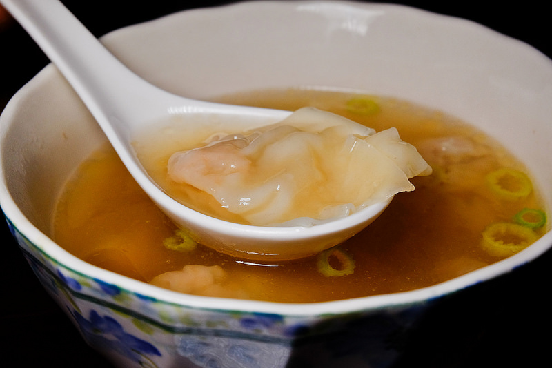 信義安和 史大華精緻麵食, 麻辣鍋湯頭的牛肉麵,辣的夠勁,雞湯與抄手也好
