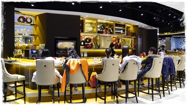 安娜可可藝術坊(法式拉糖甜點專賣(微風松高店))：【台北◍•ᴗ•◍信義區】美食・[下午茶]Anna Cocoa Art 安娜可可藝術坊微風松高店食記✯捷運市政府站｜愛的熔岩讓熱巧克力融化少女心