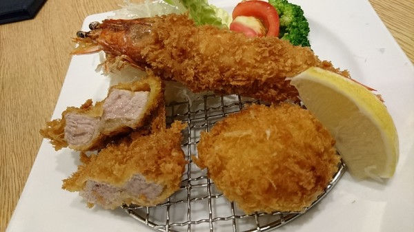 大戶屋(漢神巨蛋店):高雄漢神巨蛋~大戶屋 OOTOYA~來自日本的家庭定食~推美味海陸炸物拼盤~ 大戶屋(漢神巨蛋店):高雄漢神巨蛋~大戶屋 OOTOYA~來自日本的家庭定食~推美味海陸炸物拼盤~