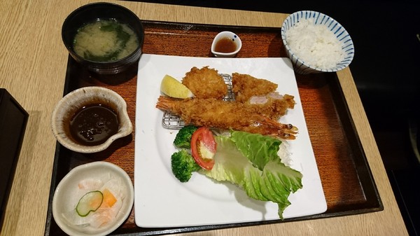 大戶屋(漢神巨蛋店):高雄漢神巨蛋~大戶屋 OOTOYA~來自日本的家庭定食~推美味海陸炸物拼盤~ 大戶屋(漢神巨蛋店):高雄漢神巨蛋~大戶屋 OOTOYA~來自日本的家庭定食~推美味海陸炸物拼盤~