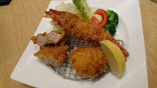 大戶屋(漢神巨蛋店):高雄漢神巨蛋~大戶屋 OOTOYA~來自日本的家庭定食~推美味海陸炸物拼盤~ 大戶屋(漢神巨蛋店):高雄漢神巨蛋~大戶屋 OOTOYA~來自日本的家庭定食~推美味海陸炸物拼盤~