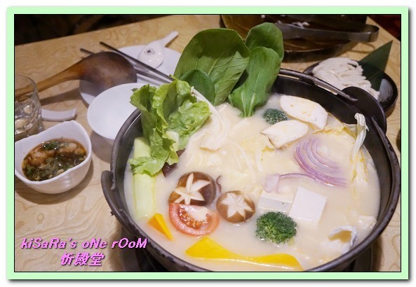 忻殿堂鍋物專賣店：東區火鍋．南洋風情叻沙鍋與食肉者的天堂──忻殿堂