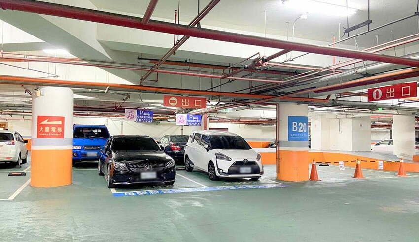 parking of eda royal hotel