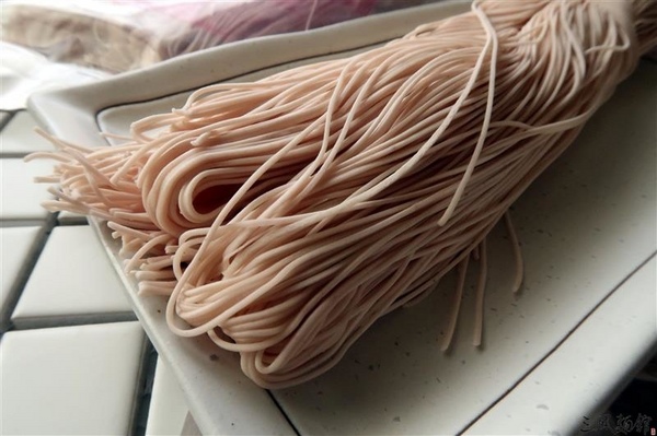 三風麵館： 三風麵館 山藥麵線 天然紫山藥古法炊仔麵線 秋葵鴻喜菇麵線/番茄鮪魚冷麵 夏季正適合~