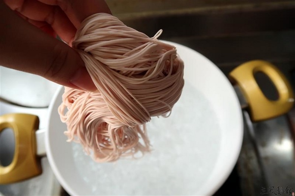 三風麵館： 三風麵館 山藥麵線 天然紫山藥古法炊仔麵線 秋葵鴻喜菇麵線/番茄鮪魚冷麵 夏季正適合~