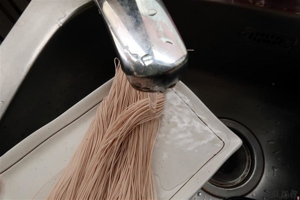 三風麵館： 三風麵館 山藥麵線 天然紫山藥古法炊仔麵線 秋葵鴻喜菇麵線/番茄鮪魚冷麵 夏季正適合~