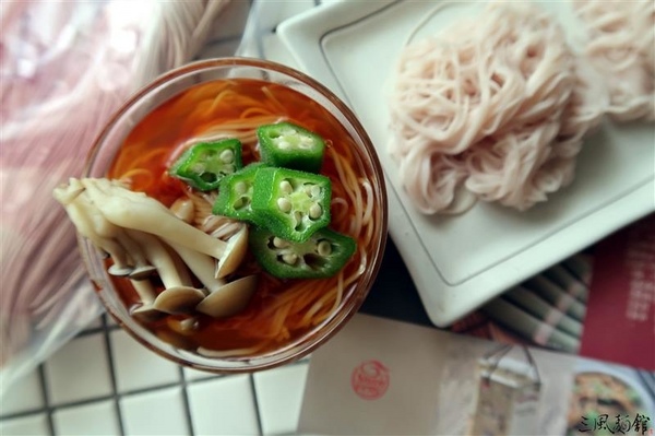 三風麵館： 三風麵館 山藥麵線 天然紫山藥古法炊仔麵線 秋葵鴻喜菇麵線/番茄鮪魚冷麵 夏季正適合~