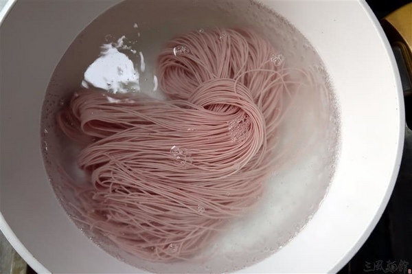 三風麵館： 三風麵館 山藥麵線 天然紫山藥古法炊仔麵線 秋葵鴻喜菇麵線/番茄鮪魚冷麵 夏季正適合~