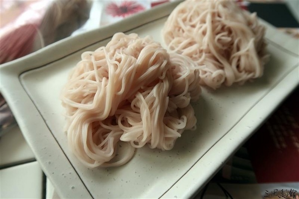 三風麵館： 三風麵館 山藥麵線 天然紫山藥古法炊仔麵線 秋葵鴻喜菇麵線/番茄鮪魚冷麵 夏季正適合~