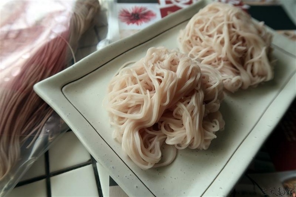 三風麵館： 三風麵館 山藥麵線 天然紫山藥古法炊仔麵線 秋葵鴻喜菇麵線/番茄鮪魚冷麵 夏季正適合~