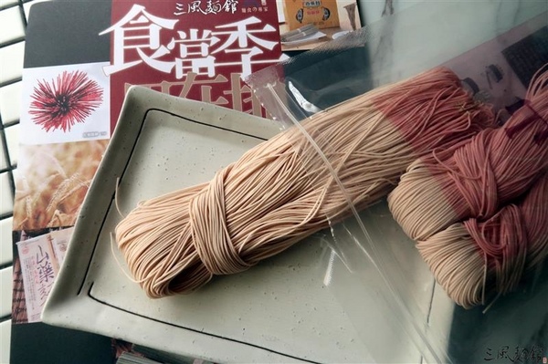 三風麵館： 三風麵館 山藥麵線 天然紫山藥古法炊仔麵線 秋葵鴻喜菇麵線/番茄鮪魚冷麵 夏季正適合~