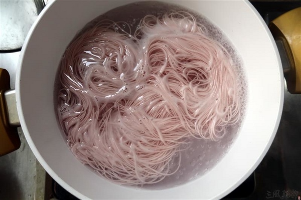 三風麵館： 三風麵館 山藥麵線 天然紫山藥古法炊仔麵線 秋葵鴻喜菇麵線/番茄鮪魚冷麵 夏季正適合~